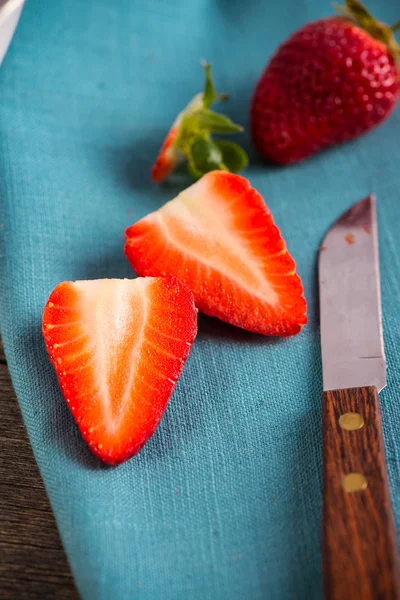 Verse aardbeien, snijd in tweeën — Stockfoto