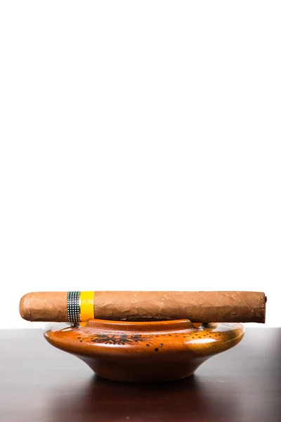 Cigarro Cubano Aislado Barra Madera Fondo Blanco —  Fotos de Stock