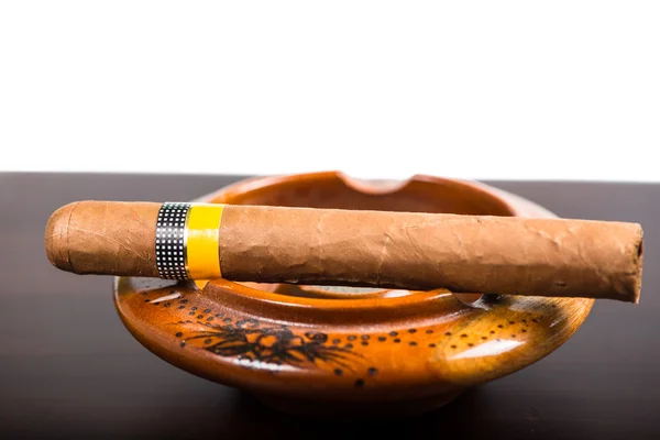 Cigarro Cubano Aislado Barra Madera Fondo Blanco —  Fotos de Stock