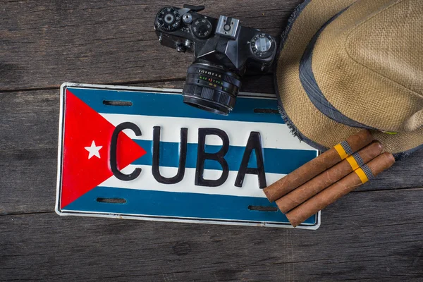 Retro kamera ve Küba bayrağı ve puro — Stok fotoğraf