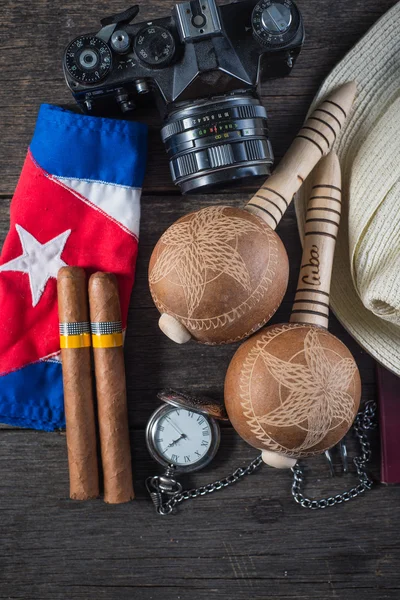 Sigari e cappello cubani, concetto di viaggio immagine vintage — Foto Stock