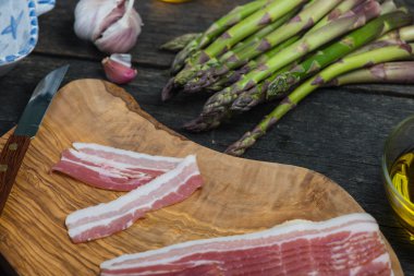 İtalyan pancetta jambon sarılı kuşkonmaz 