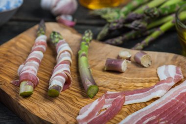 İtalyan yemek, pancetta içinde sarılmış ve ızgara taze kuşkonmaz