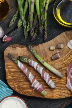 İtalyan yemek, pancetta içinde sarılmış ve ızgara taze kuşkonmaz