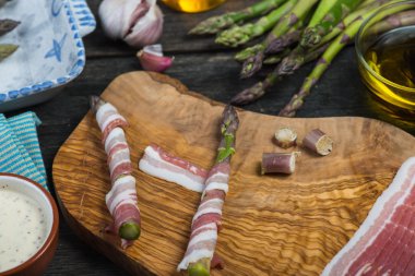 İtalyan yemek, pancetta içinde sarılmış ve ızgara taze kuşkonmaz