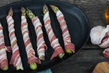 Çiftlik taze kuşkonmaz pancetta veya domuz pastırması sarılmış ve pişmiş