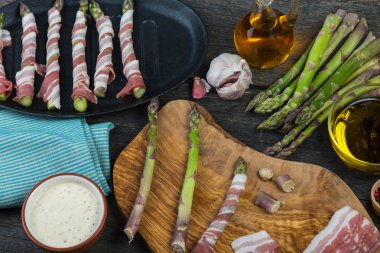 Çiftlik taze kuşkonmaz pancetta veya domuz pastırması sarılmış ve pişmiş