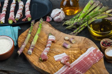 Çiftlik taze kuşkonmaz pancetta veya domuz pastırması sarılmış ve pişmiş