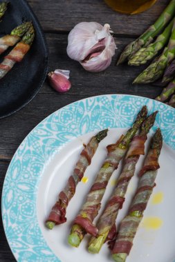 Izgara kuşkonmaz sarılmış pancetta veya domuz pastırması, İtalyan cousine