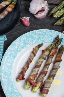 Izgara kuşkonmaz sarılmış pancetta veya domuz pastırması, İtalyan cousine