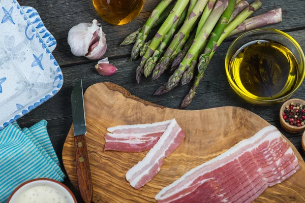 Příprava italské jednoduché jídlo, chřest a slaninou — Stock fotografie