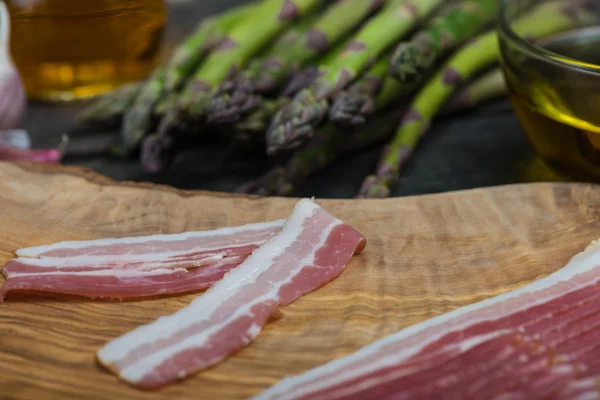 Voorbereiding van Italiaanse eenvoudige schotel, asperges en bacon — Stockfoto
