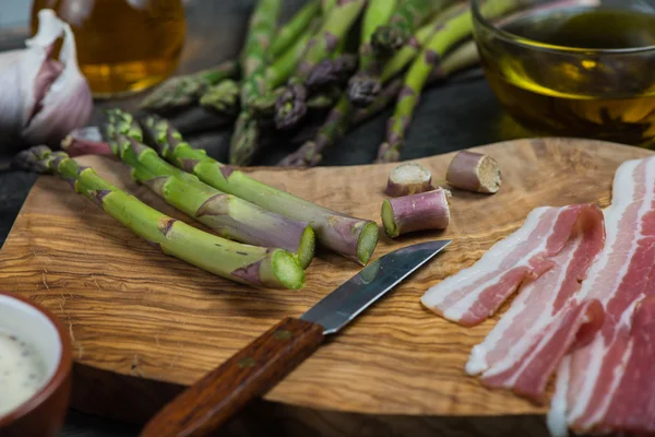 Preparazione di piatti semplici italiani, asparagi e pancetta — Foto Stock