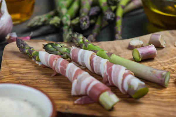 Piatto italiano, asparagi freschi avvolti in pancetta e grigliati — Foto Stock