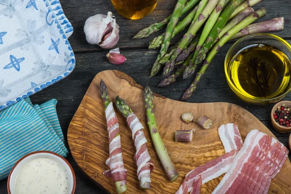 Piatto italiano, asparagi freschi avvolti in pancetta e grigliati — Foto Stock