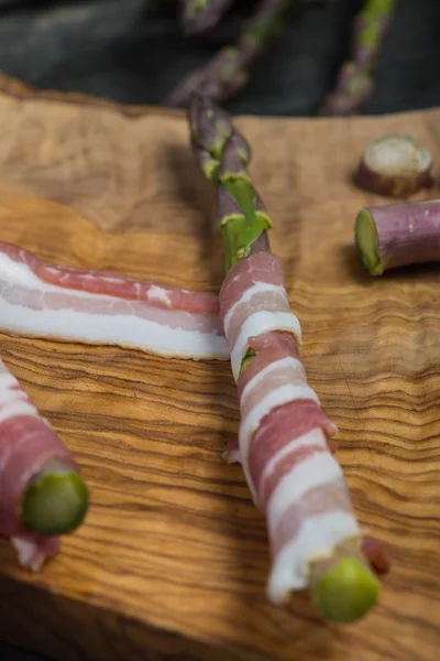 Italiaanse schotel, verse asperges gewikkeld in pancetta en gegrilde — Stockfoto