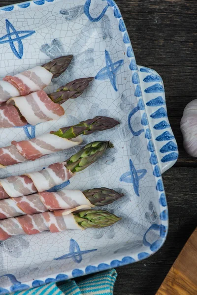 Asperges fraîches de la ferme enveloppées dans de la pancetta ou du bacon et cuites au four — Photo