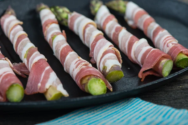 Asperges fraîches de la ferme enveloppées dans de la pancetta ou du bacon et cuites au four — Photo