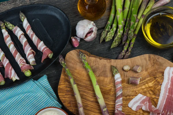 Boerderij verse asperges gewikkeld in pancetta of spek en gebakken — Stockfoto