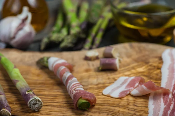 Fattoria asparagi freschi avvolti in pancetta o pancetta e al forno — Foto Stock