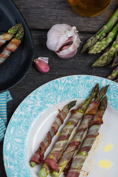 Asparagi alla griglia avvolti in pancetta o pancetta, cucina italiana — Foto Stock