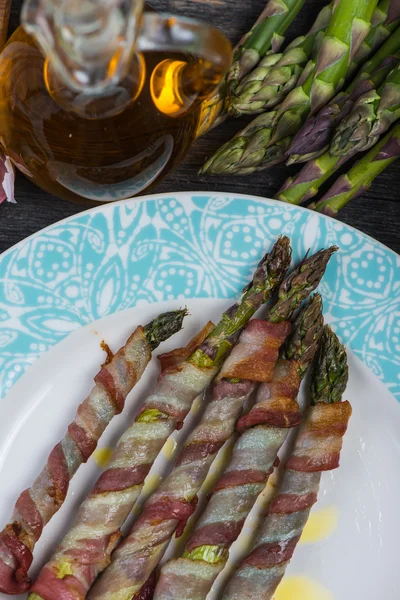 Asperges fraîches enveloppées dans du bacon croustillant ou de la pancetta — Photo