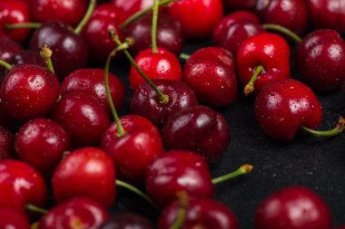 Siyah arka plan üzerine taze olgun organik kiraz