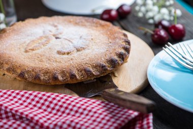 Ev yapımı kirazlı turta rustik masaya servis