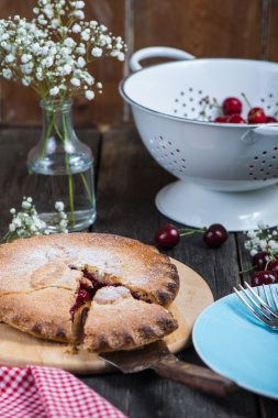 geleneksel ev yapımı kirazlı turta rustik masaya servis