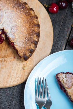 geleneksel ev yapımı kirazlı turta rustik masaya servis