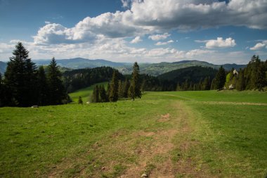 Doğal manzara tepeler ve dağlar ve mavi bulutlu gökyüzü
