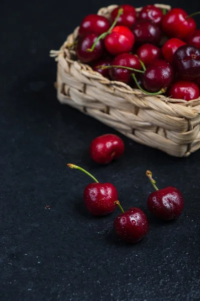 Verse rijpe biologische kersen op zwarte rand achtergrond — Stockfoto