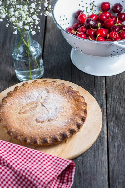 Homemade cherry pie served on rustic table — Stock Photo, Image