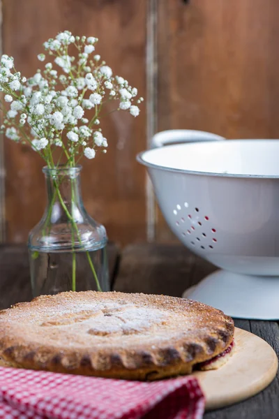 Tarta de cereza casera servida en mesa rústica — Foto de Stock