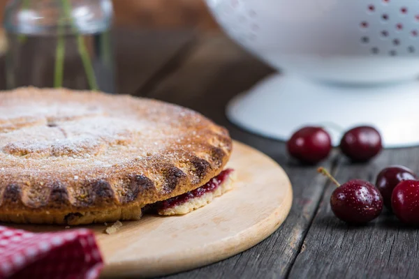 Homemade cherry pie served on rustic table — Stock Photo, Image