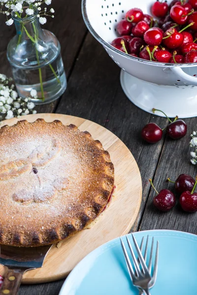 Homemade cherry pie served on rustic table — Stock Photo, Image