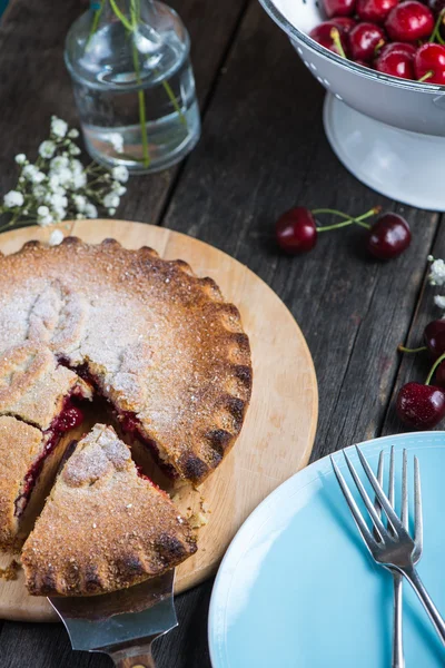 Tarta de cereza casera servida en mesa rústica — Foto de Stock