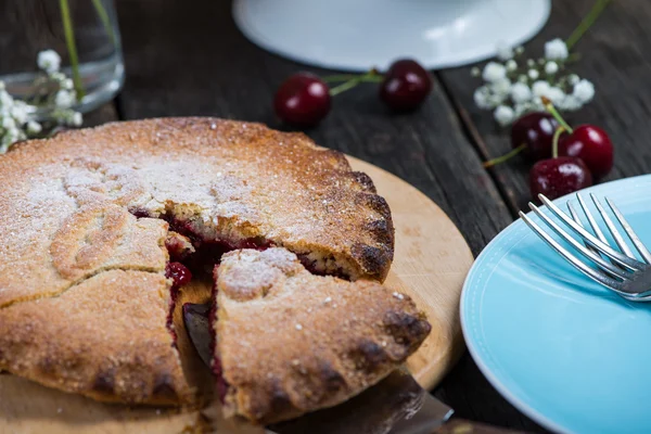 Traditional homemade cherry pie served on rustic table — Stock Photo, Image