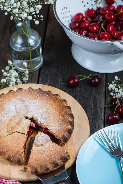 Tradicional pastel de cereza casero servido en mesa rústica — Foto de Stock