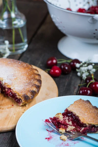 Traditional homemade cherry pie served on rustic table — Stock Photo, Image