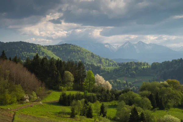 Paisagem panorâmica colinas e montanhas e céu azul nublado — Fotografia de Stock