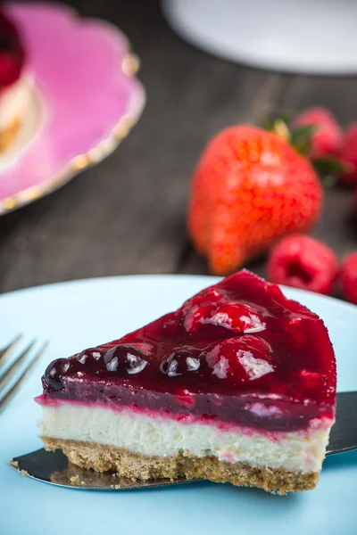 Zelfgemaakte zomer bessen vruchten cheesecake — Stockfoto