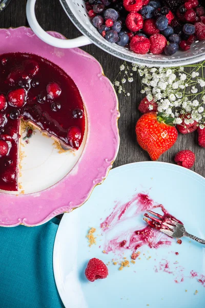 Zelfgemaakte zomer bessen vruchten cheesecake — Stockfoto