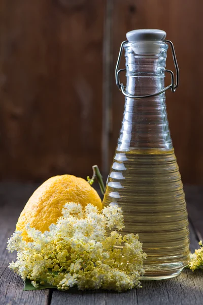 Homemade elderflower cordial on wooden background — Stock Photo, Image
