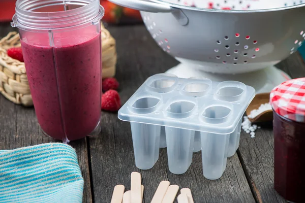 Preparation of homemade ice cream lollies with fresh fruits — Stock Photo, Image