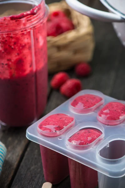 Making homemade summer fruit lolly pops — Stock Photo, Image