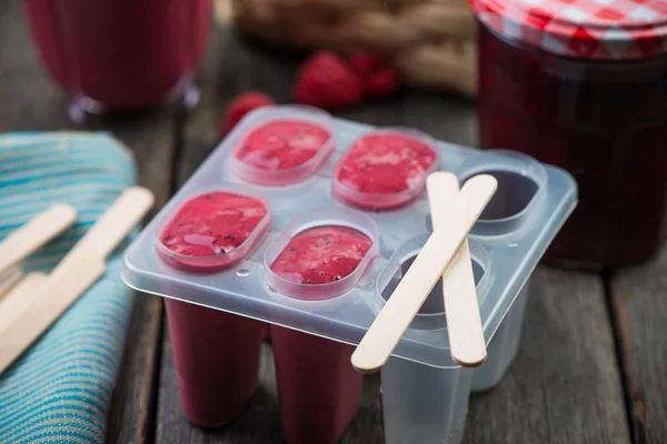 Making homemade summer fruit lolly pops — Stock Photo, Image