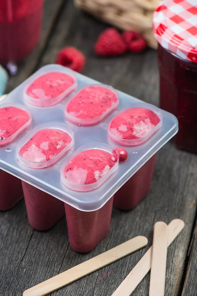 Making homemade summer fruit lolly pops — Stock Photo, Image
