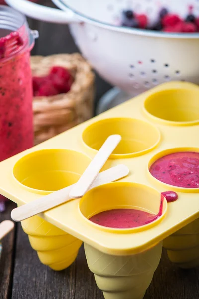 Filling ice cream moulds with homemade juice — Stock Photo, Image