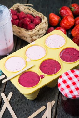 ev yapımı dondurma lollies taze meyve ile hazırlanması